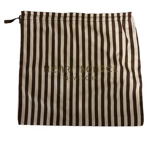 SMALL Henri Bendel Duster bag